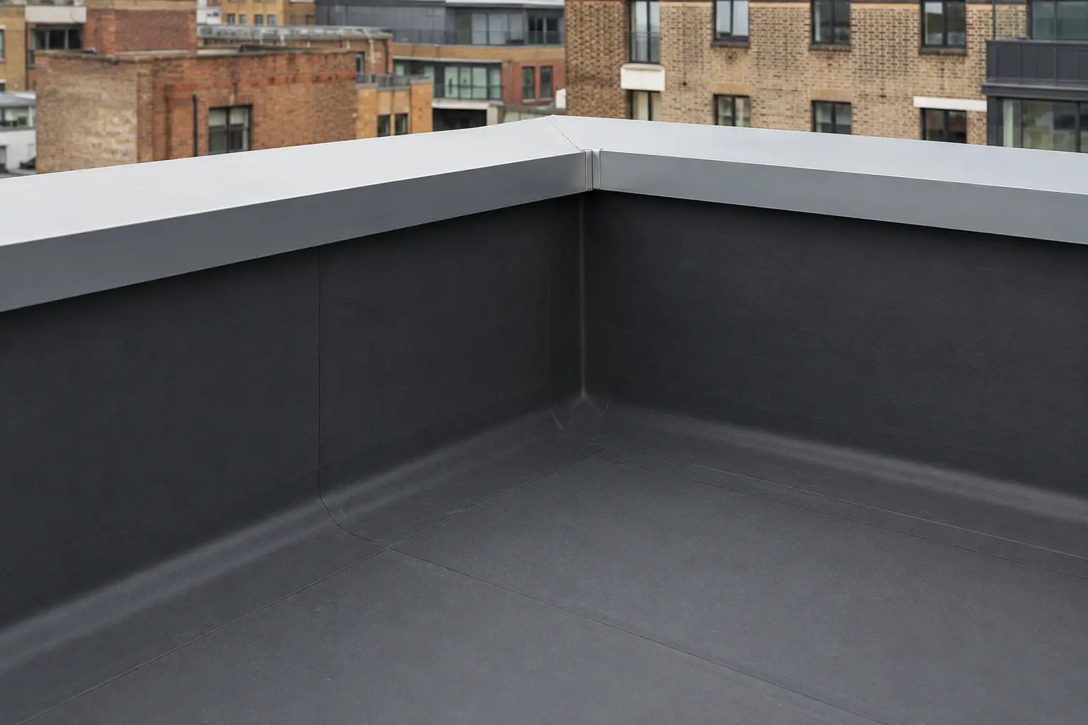 Single-ply membrane on a flat roof parapet